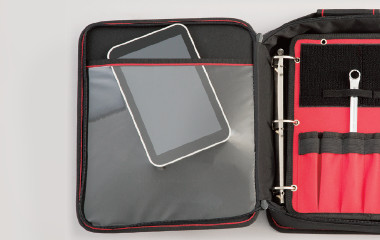 A4サイズの書類が収納できるポケットは、透明カバーの上からタブレット等のタッチパネル操作ができます。